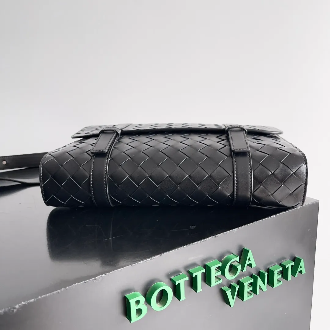Batch 1960 BOTTEGA VENETA 2025 new product PICCOLO PORTFOLIO men's briefcase is officially shipped. BV's briefcases have always continued the simple and elegant design, and this time is no exception. The difference is that the overall shape of this briefcase is free and youthful, which reduces a lot of seriousness and creates a relaxed atmosphere. The small size can also be worn cross-body, which is very convenient for elites who do not need to carry many items when going out. The open-top design is more simple. It comes with two open small compartments and a large zippered compartment. It can be stored in an orderly manner anytime and anywhere, and the items carried in the bag can be clearly seen at a glance. Style number: 815785 Size: 30*21*6.5cm